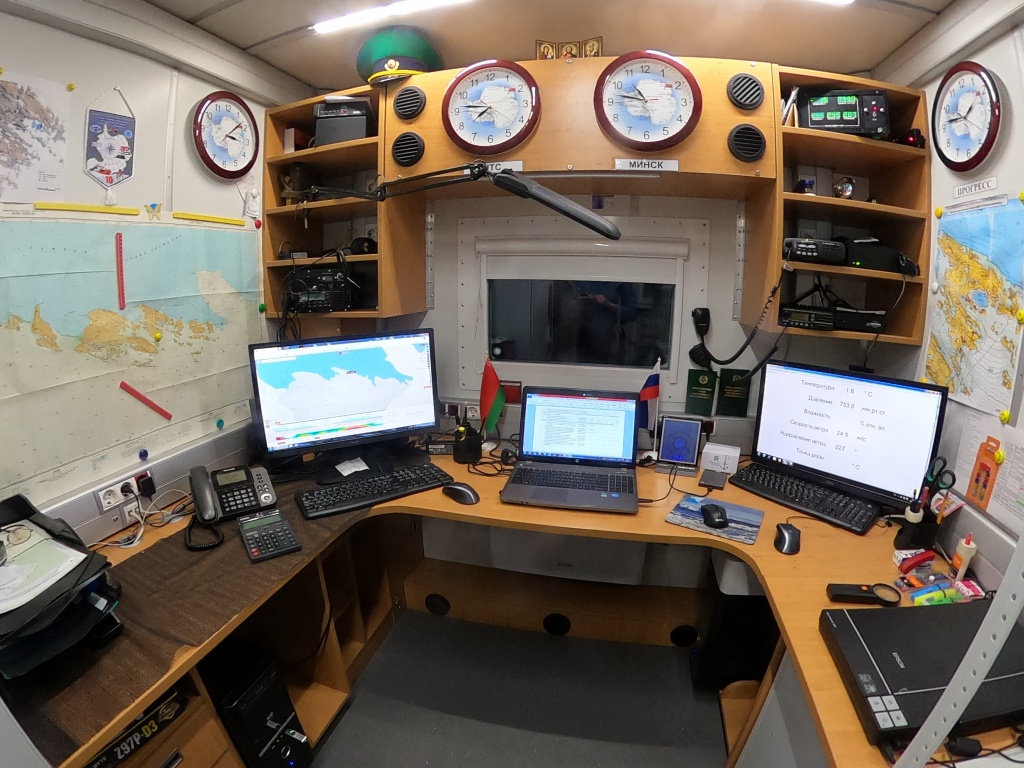 Пункт управления, связи и навигации на иБелорусской антарктической станции Гора Вечерняя.JPG